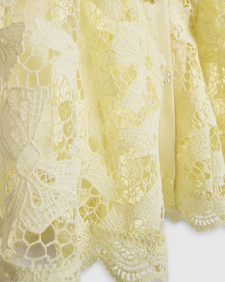 ragazze di colore giallo con fiocco in pizzo con cintura vestito