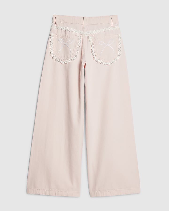 le ragazze di pizzo rosa con portachiavi jeans a gamba larga