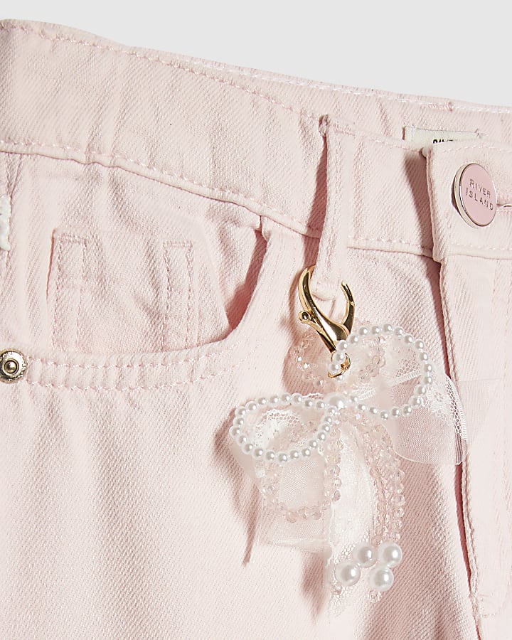 le ragazze di pizzo rosa con portachiavi jeans a gamba larga