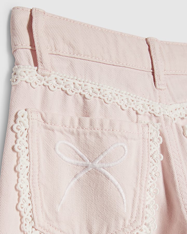 le ragazze di pizzo rosa con portachiavi jeans a gamba larga