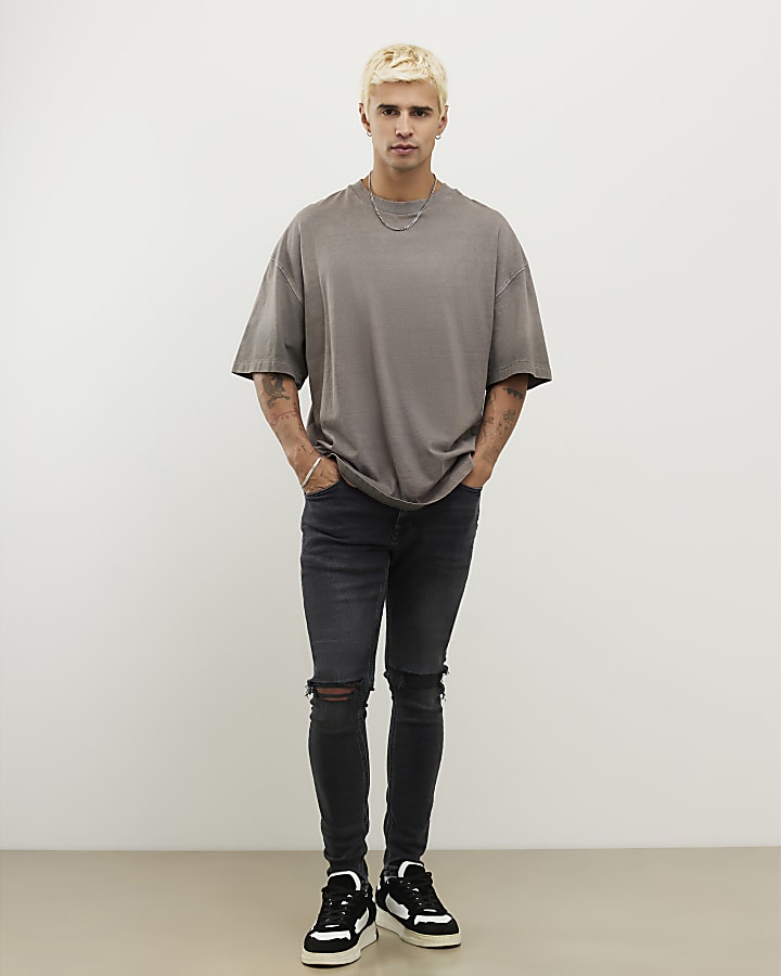 spray nero su rip jeans