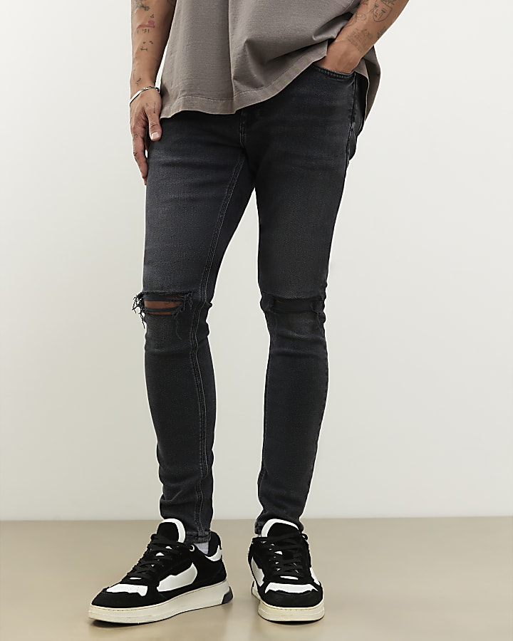 spray nero su rip jeans