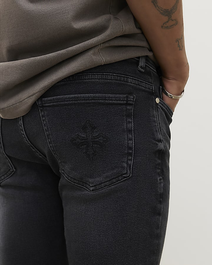 spray nero su rip jeans