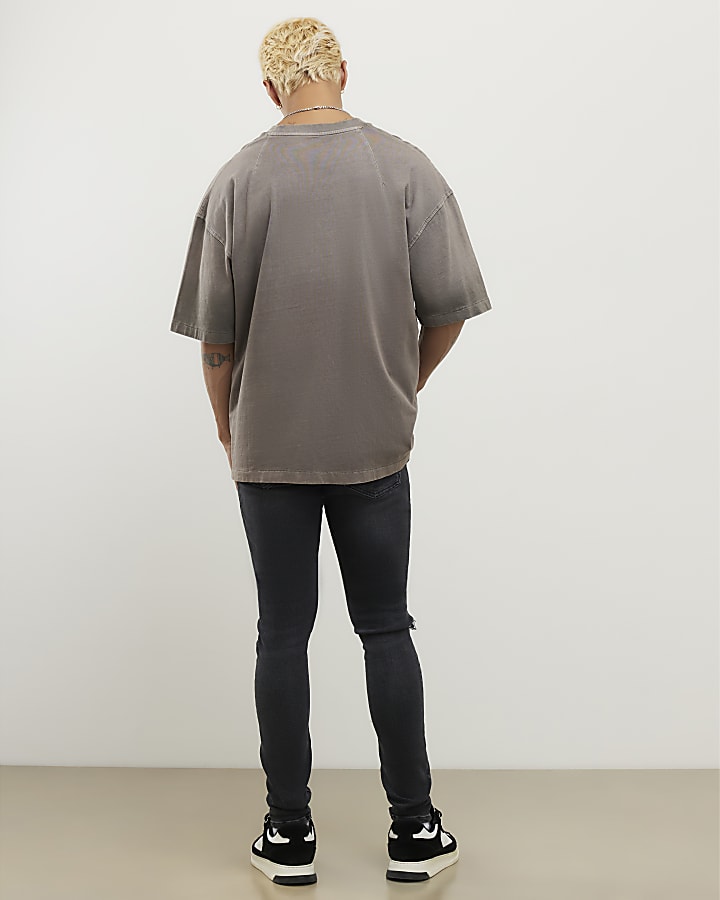 spray nero su rip jeans