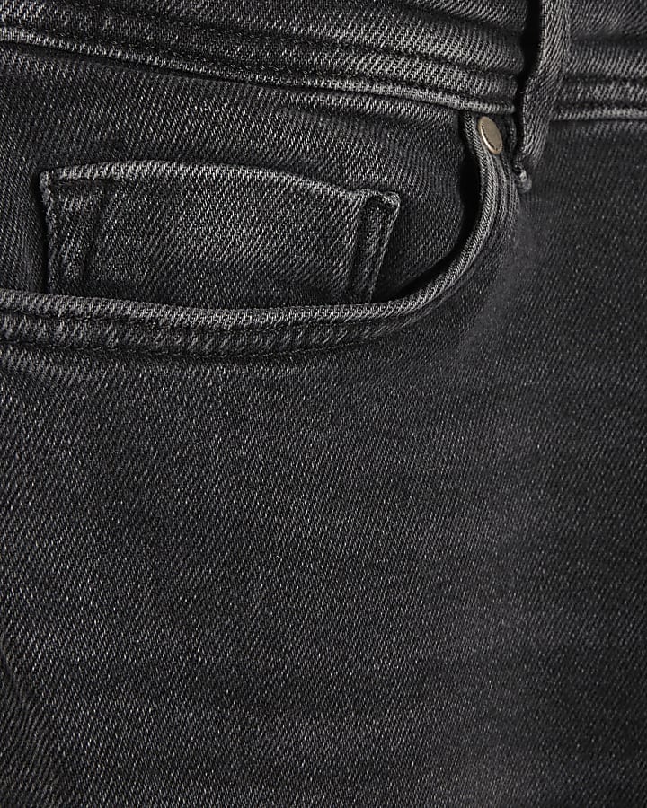 spray nero su rip jeans