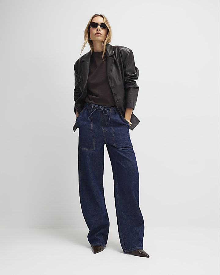 cravatta blu a vita barile jeans a gamba