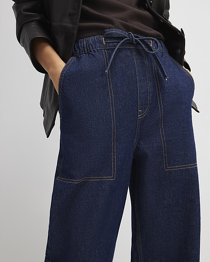 cravatta blu a vita barile jeans a gamba
