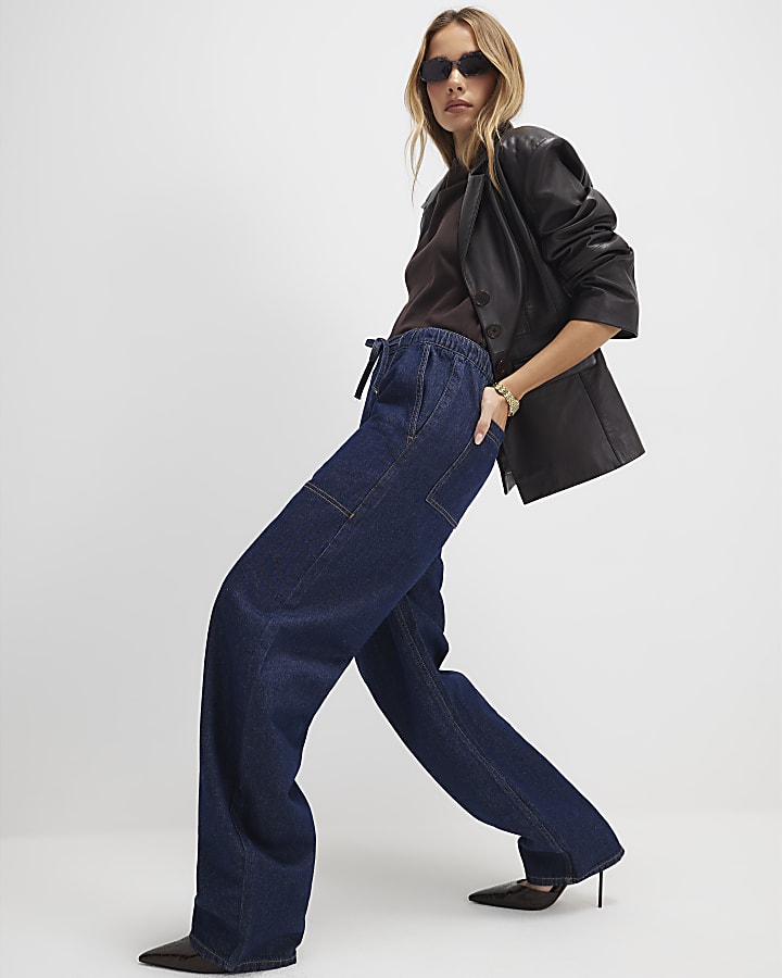 cravatta blu a vita barile jeans a gamba
