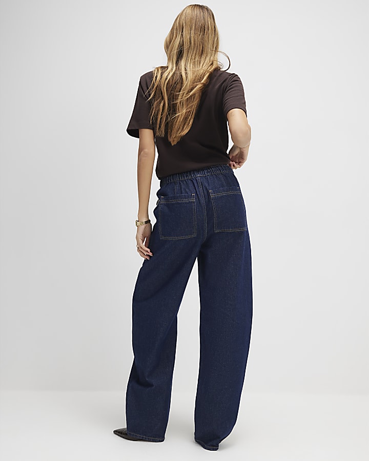 cravatta blu a vita barile jeans a gamba