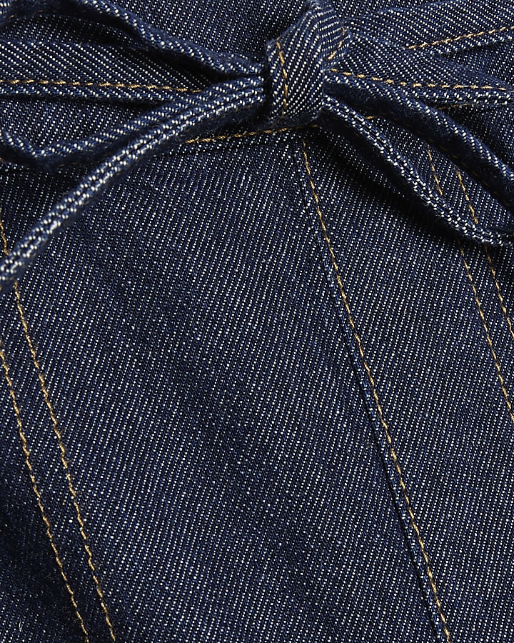 cravatta blu a vita barile jeans a gamba