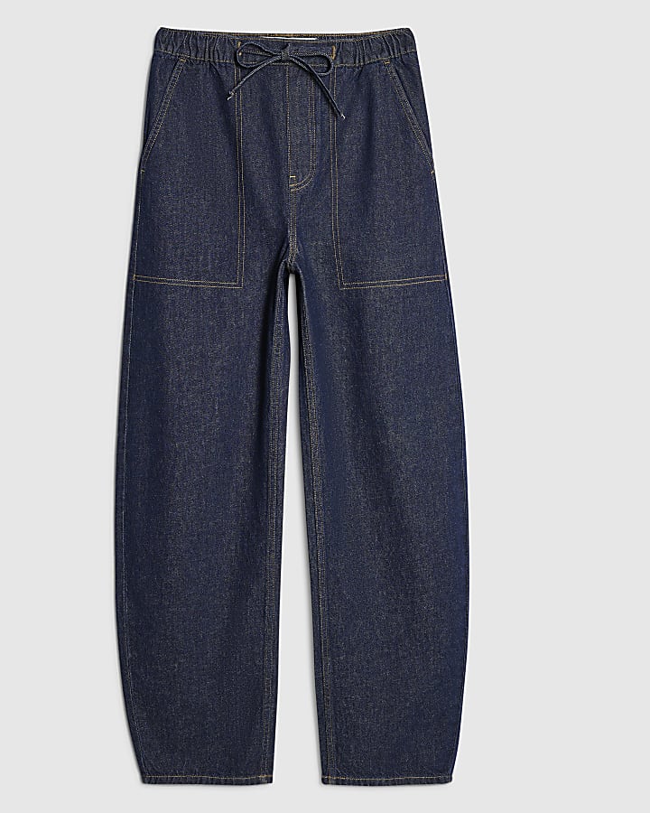 cravatta blu a vita barile jeans a gamba