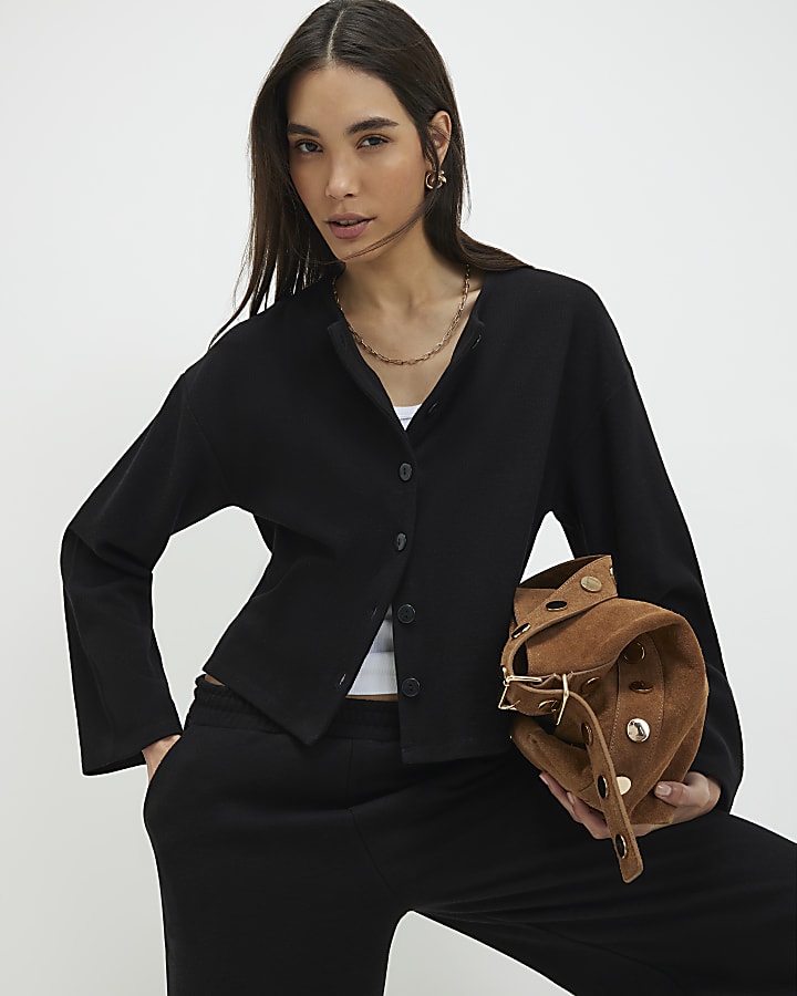 nero accogliente pulsante attraverso cardigan