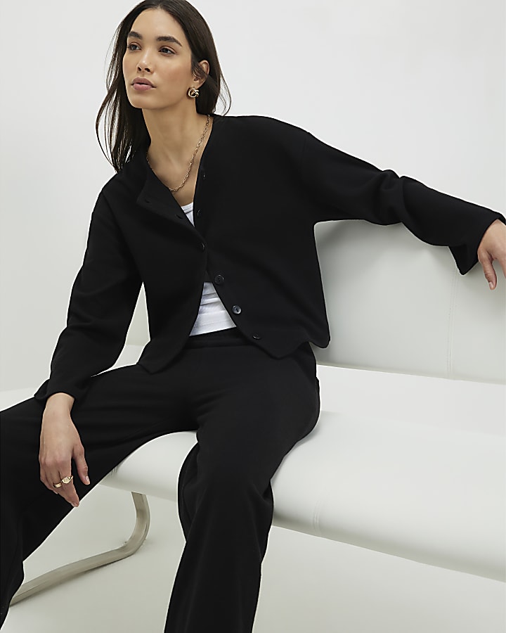 nero accogliente pulsante attraverso cardigan