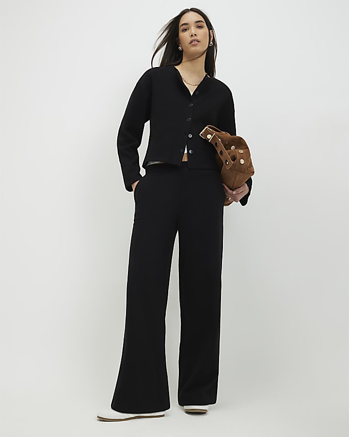 nero accogliente pulsante attraverso cardigan