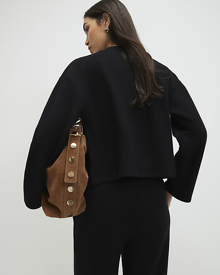nero accogliente pulsante attraverso cardigan