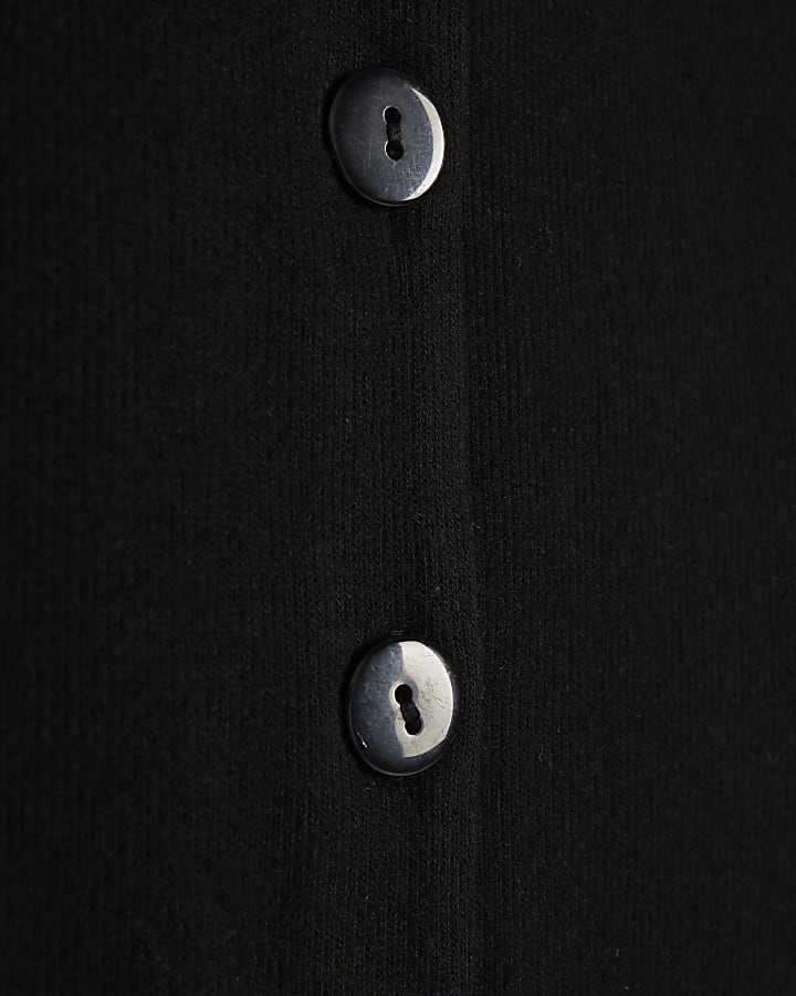 nero accogliente pulsante attraverso cardigan
