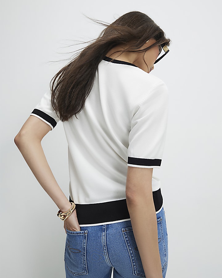 crema a maglia con punta in alto