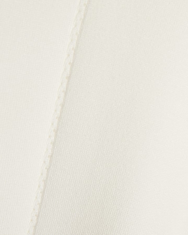 crema a maglia con punta in alto