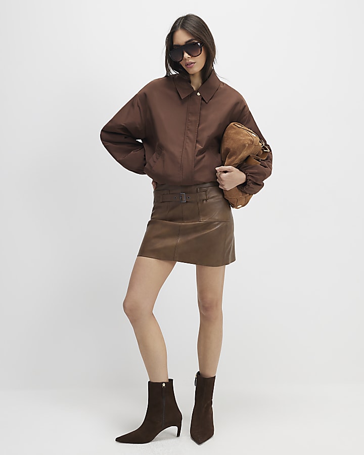 marrone in ecopelle con cintura mini gonna