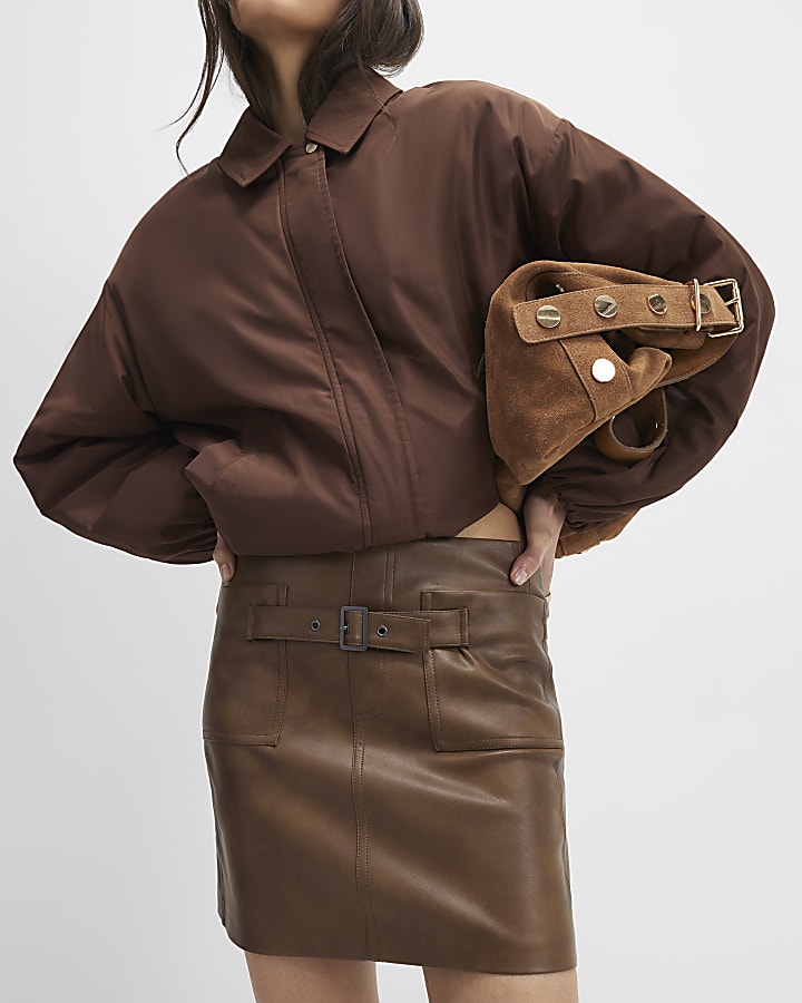 marrone in ecopelle con cintura mini gonna