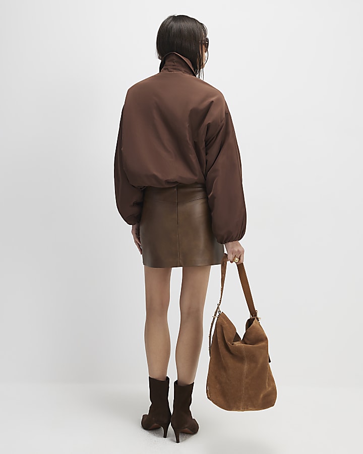 marrone in ecopelle con cintura mini gonna