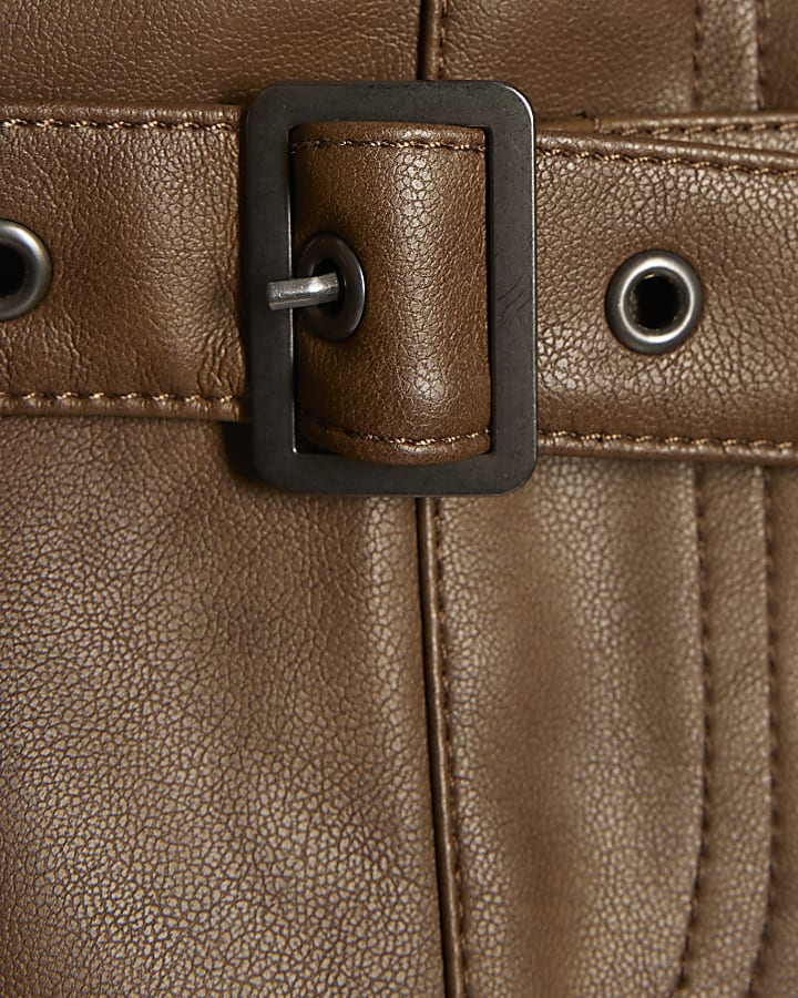 marrone in ecopelle con cintura mini gonna