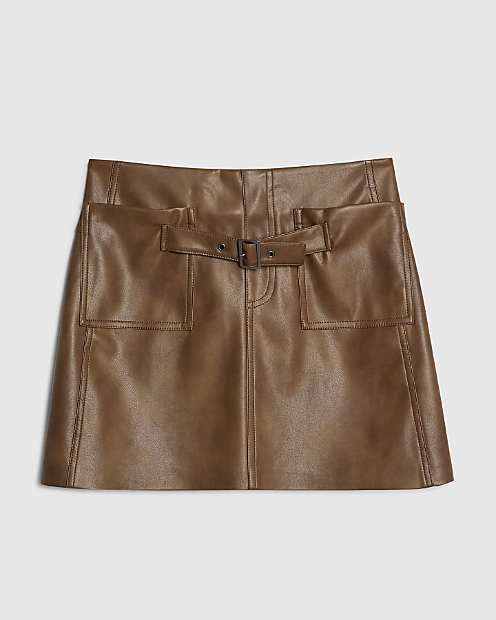 marrone in ecopelle con cintura mini gonna