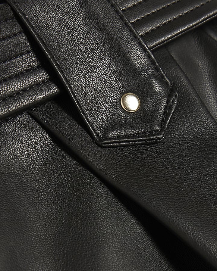 nero in ecopelle con cintura corto