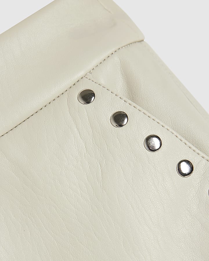 crema finta pelle con le borchie pantaloncini