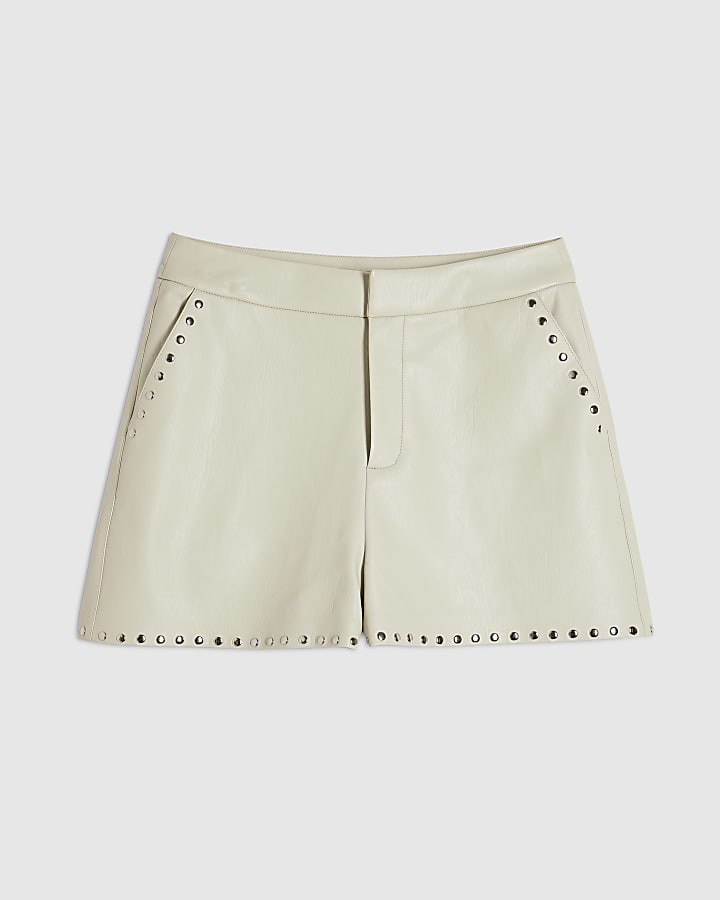 crema finta pelle con le borchie pantaloncini