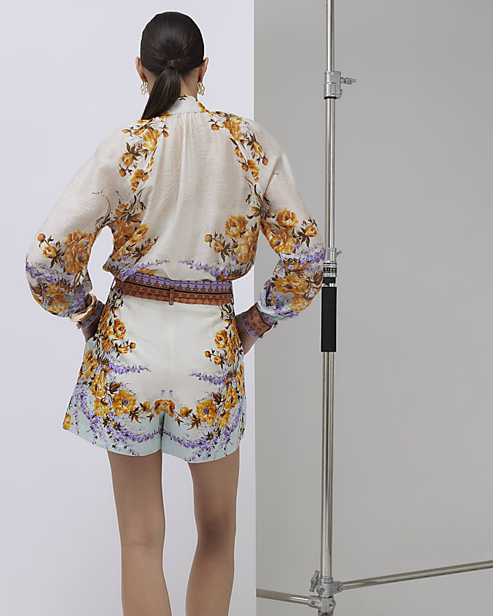 crema con stampa floreale e pantaloncini con cintura