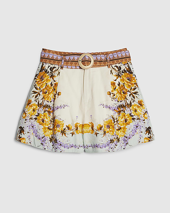 crema con stampa floreale e pantaloncini con cintura