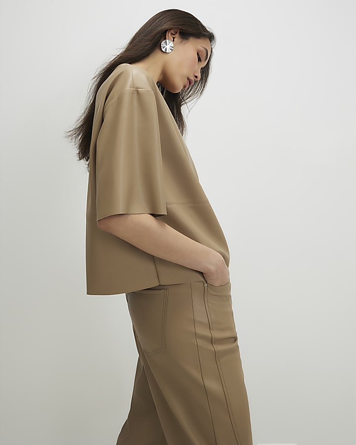 beige in ecopelle dettaglio cucitura t-shirt