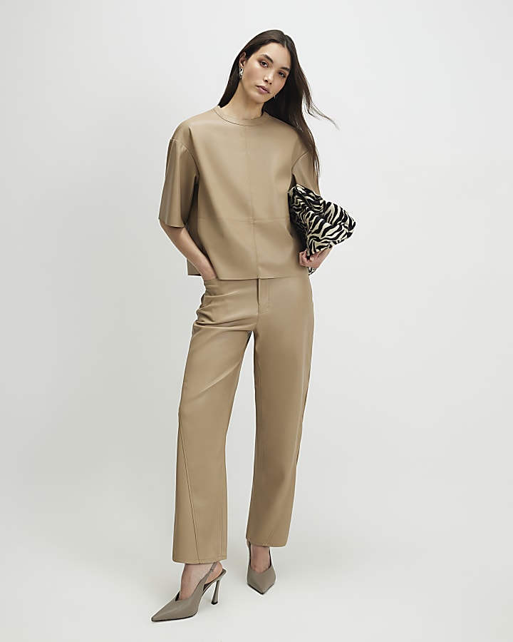 beige in ecopelle dettaglio cucitura t-shirt