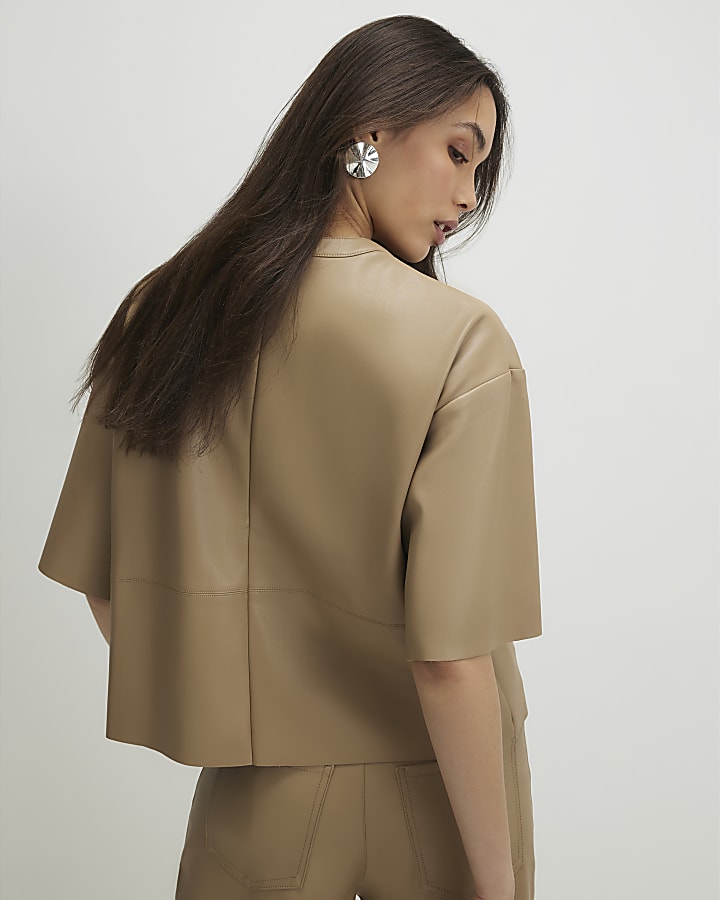 beige in ecopelle dettaglio cucitura t-shirt