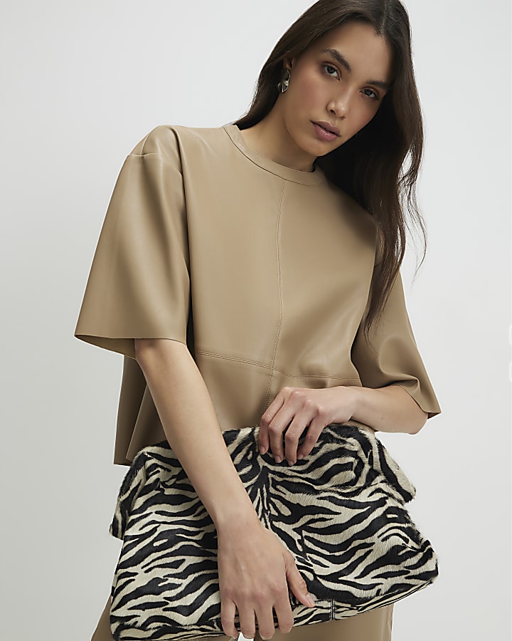 beige in ecopelle dettaglio cucitura t-shirt