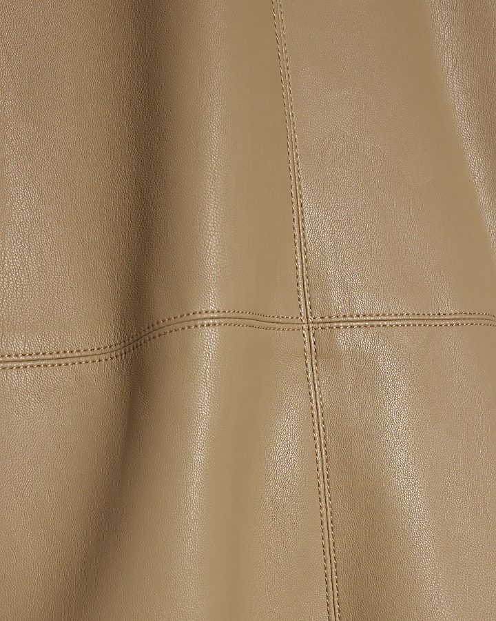 beige in ecopelle dettaglio cucitura t-shirt