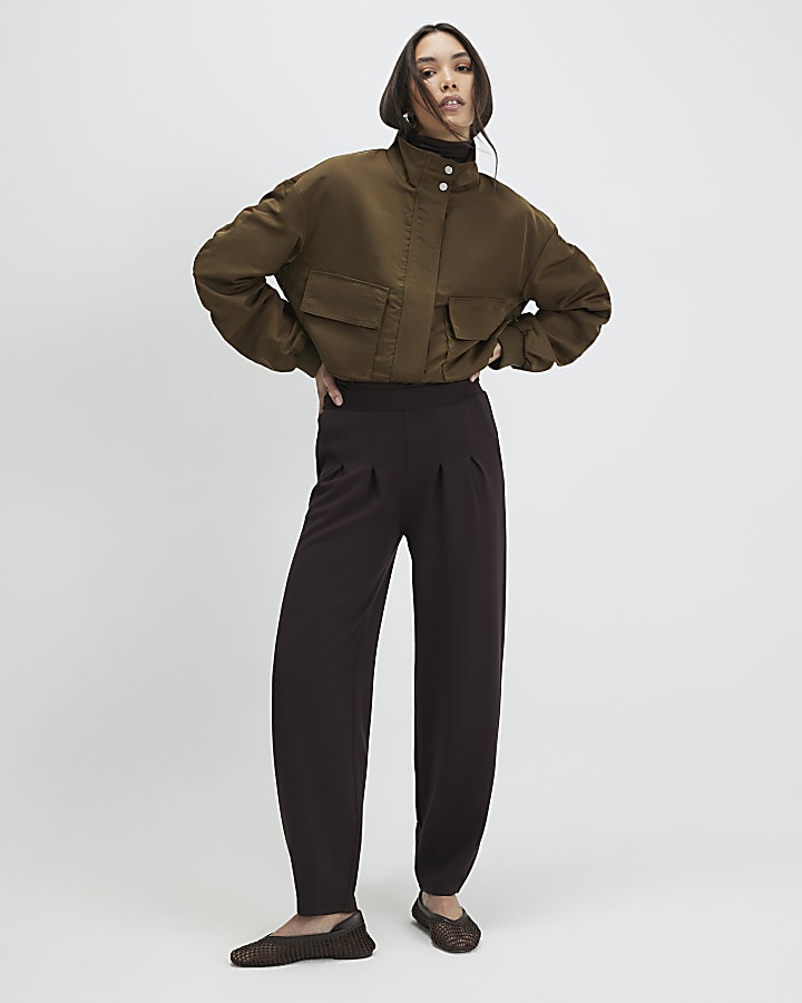 marrone premium piega pantaloni anteriore