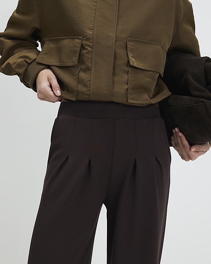 marrone premium piega pantaloni anteriore