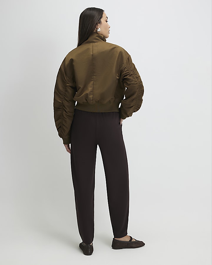 marrone premium piega pantaloni anteriore