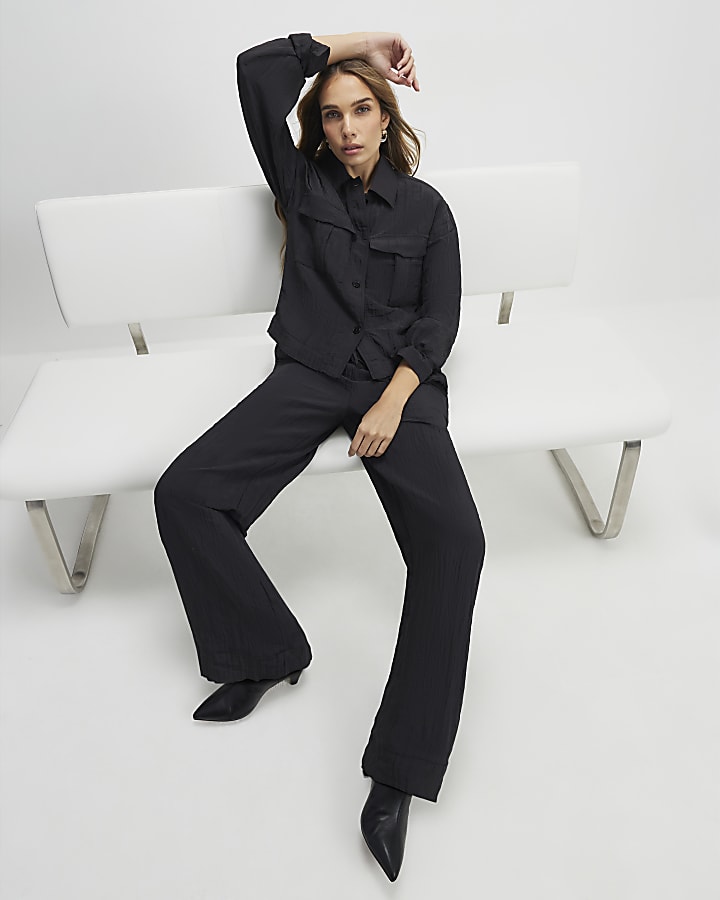 nero con texture di gamba dritta pantaloni
